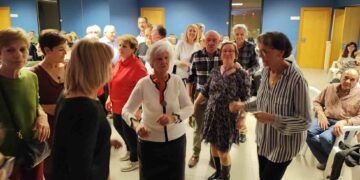 Unos 300 mayores participan en el karaoke y en la chocolatada de las Fiestas de San Blas