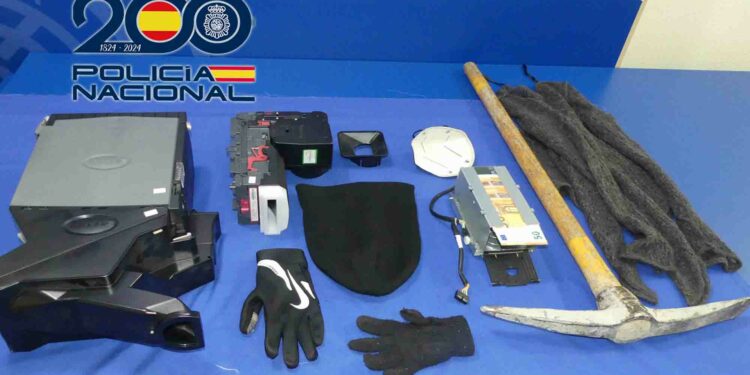 Detenido un hombre de 37 años por el robo de un bar y la sustracción de un vehículo