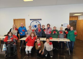 Los mayores socializan y se divierten en el taller de elaboración de corazones