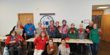 Los mayores socializan y se divierten en el taller de elaboración de corazones