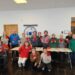 Los mayores socializan y se divierten en el taller de elaboración de corazones