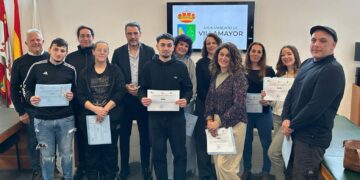 Los nueve alumnos de la AFE de albañilería y mantenimiento de viales de Villamayor reciben sus certificados de profesionalidad