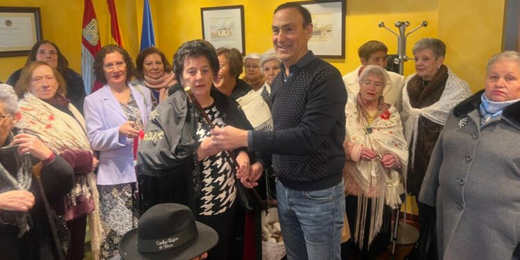 El alcalde de Carbajosa entrega el mando a las Águedas en el día de su fiesta