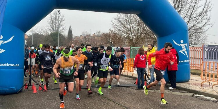 Iván Llorente y Nuria Gascón encabezan los ‘Kilómetros Solidarios’ de Carbajosa a favor de Cruz Roja