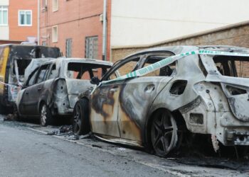 Calcinados tres coches de madrugada en Carbajosa