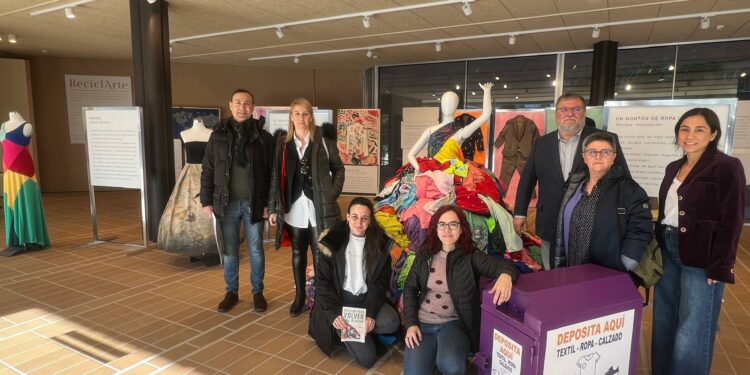 Ropa reciclada que se convierte en arte en Carbajosa
