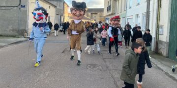 El correcalles con los cabezudos anima la última tarde festiva en Castellanos