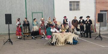 El Grupo Surco despliega su sabiduría y buen hacer en el folclore tradicional salmantino