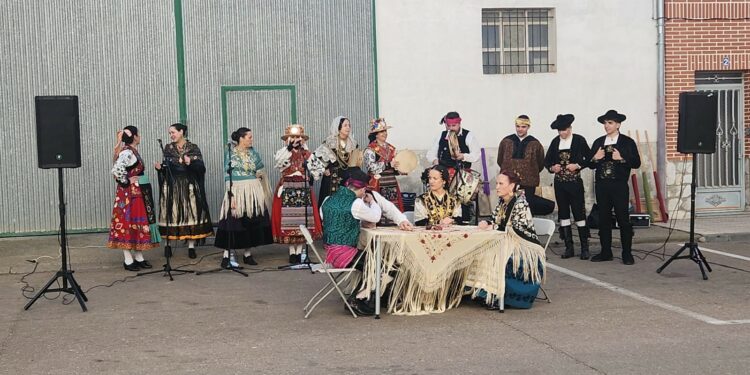 El Grupo Surco despliega su sabiduría y buen hacer en el folclore tradicional salmantino