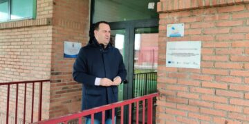 Santa Marta refuerza el aislamiento térmico del Edificio Multiusos con nuevas contraventanas