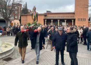 Los santamartinos acompañan a San Blas en su día luciendo las tradicionales gargantillas de colores