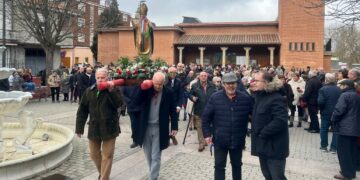 Los santamartinos acompañan a San Blas en su día luciendo las tradicionales gargantillas de colores