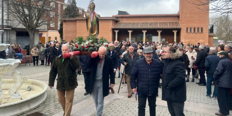 Los santamartinos acompañan a San Blas en su día luciendo las tradicionales gargantillas de colores