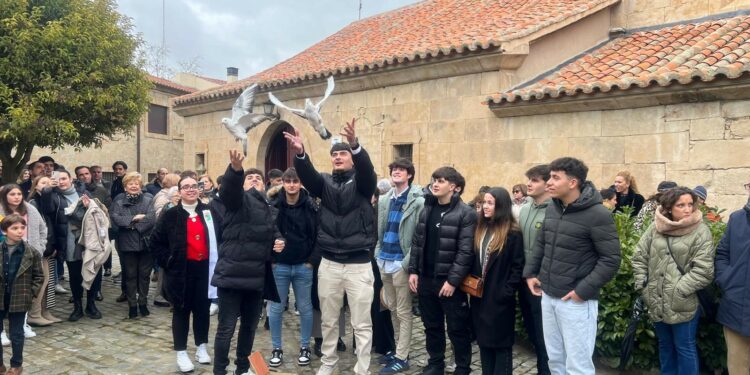 La tradición marca el día de Las Candelas en Villamayor con los Quintos y los bailes charros