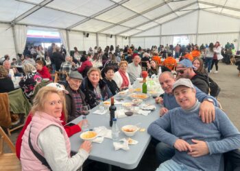 Los vecinos de Villamayor degustan 1.700 raciones solidarias de chichas con huevo en un día soleado