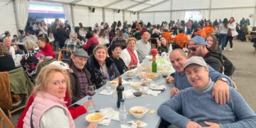 Los vecinos de Villamayor degustan 1.700 raciones solidarias de chichas con huevo en un día soleado