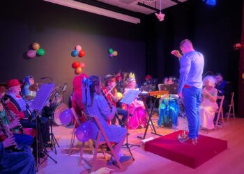 El concierto ‘aCompasñados’ de la Banda de Música pone la nota divertida al inicio del Carnaval en Villamayor