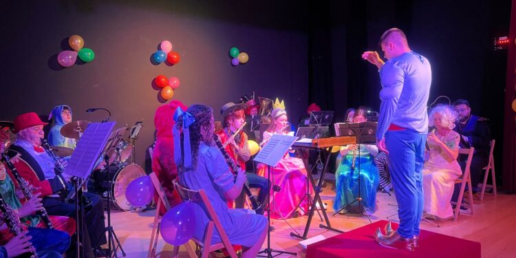 El concierto ‘aCompasñados’ de la Banda de Música pone la nota divertida al inicio del Carnaval en Villamayor