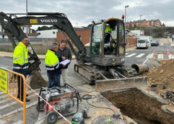 Dos nuevos pozos en la red de pluviales evitarán las inundaciones de sótanos y garajes en la zona sur de Villamayor