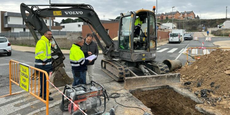 Dos nuevos pozos en la red de pluviales evitarán las inundaciones de sótanos y garajes en la zona sur de Villamayor