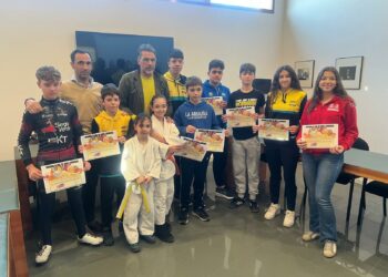 Doce niños y jóvenes de Villamayor reciben las becas anuales a los deportistas locales de élite