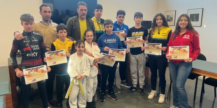 Doce niños y jóvenes de Villamayor reciben las becas anuales a los deportistas locales de élite