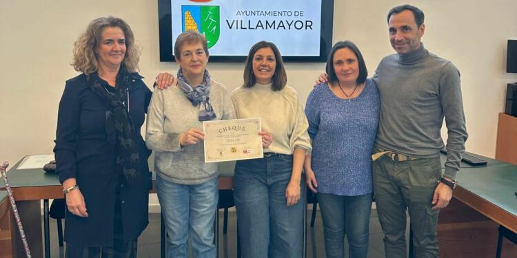 ASDEM recibe la recaudación de la comida solidaria de las Fiestas de Las Candelas de Villamayor