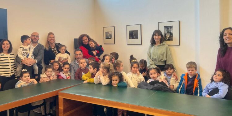 Los escolares de Infantil de Villamayor conocen el Ayuntamiento