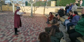 Villamayor pone el broche final a Las Candelas con las visitas teatralizadas para conocer las raíces del municipio
