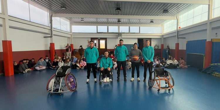 Los alumnos de Primaria del San Blas participan en una jornada de sensibilización y baloncesto en silla de ruedas