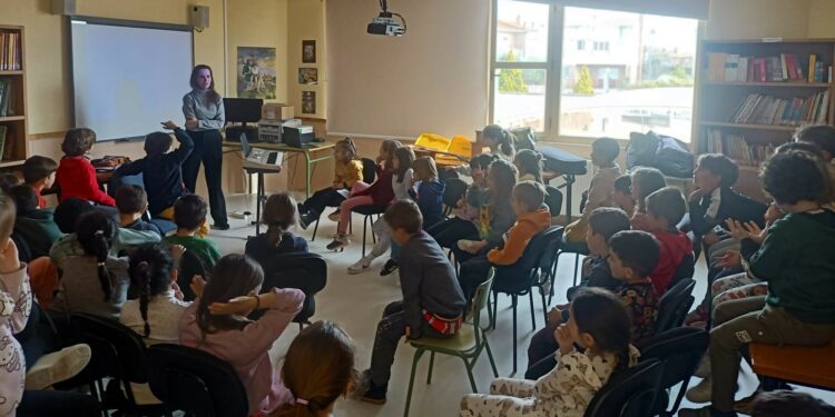 ‘Compás musical’ ameniza la jornada escolar a los alumnos de 1º, 2º y 3º de Primaria del CRA La Flecha