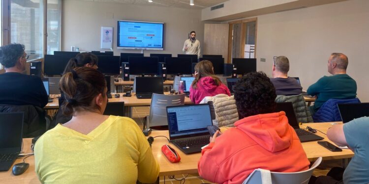 Más de 200 vecinos de Carbajosa mejoran sus competencias digitales en 2024 con CyL Digital