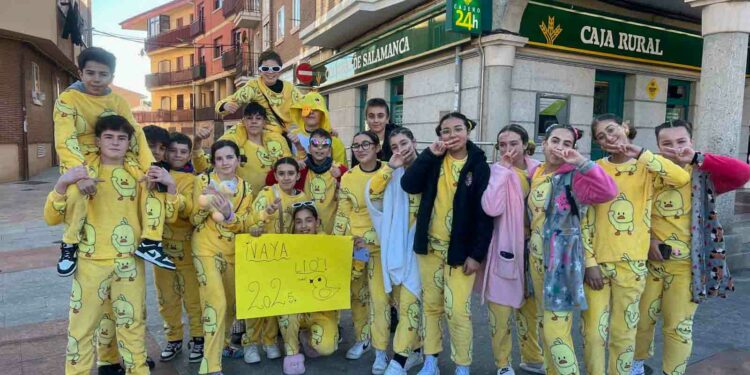 Los vecinos de Carbajosa lucen sus disfraces de Carnaval en una tarde repleta de juegos y diversión