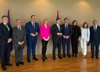 Mañueco anuncia la gratuidad del transporte interurbano y metropolitano en Castilla y León