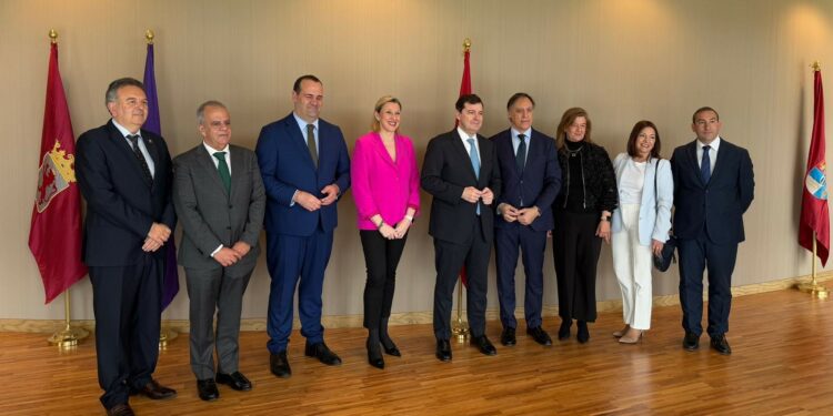 Mañueco anuncia la gratuidad del transporte interurbano y metropolitano en Castilla y León