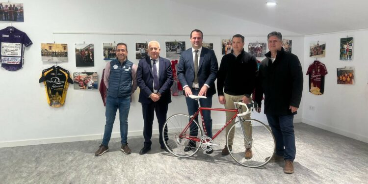 Doñinos, segunda parada de la exposición que ensalza los últimos 30 años del ciclismo salmantino