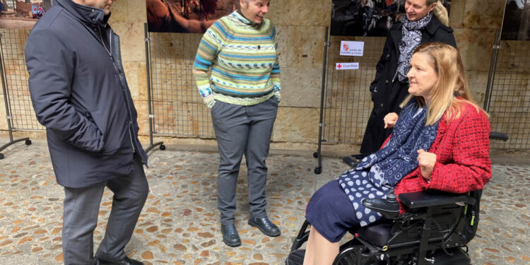 La ‘Mujer Masái’ protagoniza la exposición que acoge la Casa de las Conchas