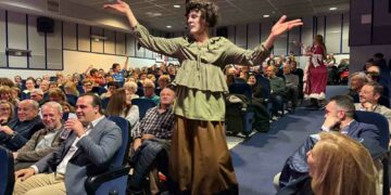 Lleno absoluto en el auditorio Enrique de Sena para reconocer el valor de las mujeres de Santa Marta