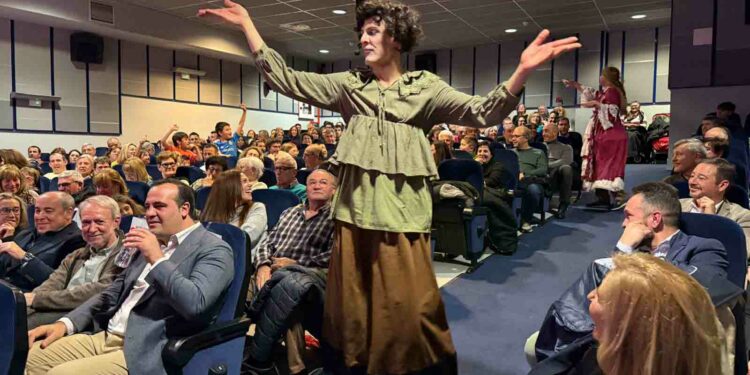 Lleno absoluto en el auditorio Enrique de Sena para reconocer el valor de las mujeres de Santa Marta