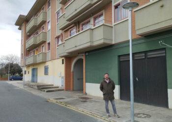 El Ayuntamiento instala tres nuevas luminarias y mejora el alumbrado público de la calle Guardia Civil