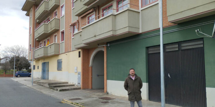 El Ayuntamiento instala tres nuevas luminarias y mejora el alumbrado público de la calle Guardia Civil