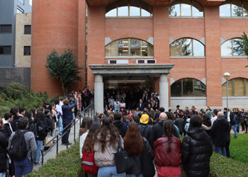 Los estudiantes de la Facultad de Educación guardan un minuto de silencio por el asesinato de Badajoz