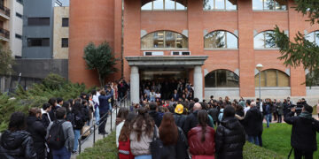 Los estudiantes de la Facultad de Educación guardan un minuto de silencio por el asesinato de Badajoz
