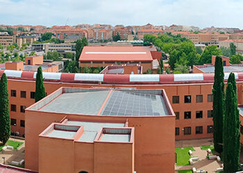 La instalación de más de 3.800 paneles solares permitirá a la USAL ahorrar 250.000 euros al año