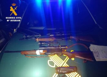 La Guardia Civil detiene a dos furtivos cuando circulaban con rifles y sistemas de iluminación acoplados en las armas
