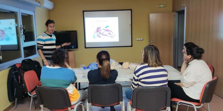 Formación en primeros auxilios para el equipo docente de la Escuela Infantil