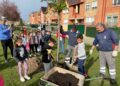 Los escolares de Villamayor vuelven a protagonizar el Día del Árbol con plantaciones y una jornada de basuraleza en la ribera del río
