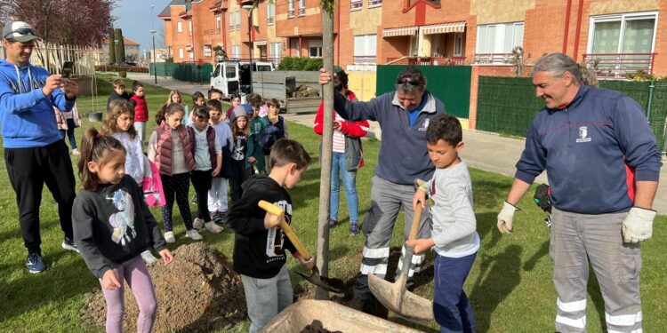 Los escolares de Villamayor vuelven a protagonizar el Día del Árbol con plantaciones y una jornada de basuraleza en la ribera del río
