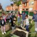 Los escolares de Villamayor vuelven a protagonizar el Día del Árbol con plantaciones y una jornada de basuraleza en la ribera del río