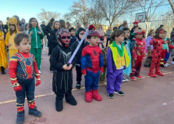 Niños y papás disfrutan de música, bailes y chocolate en la fiesta de Carnaval de Cabrerizos